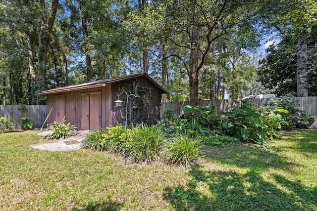 view of yard featuring a storage shed