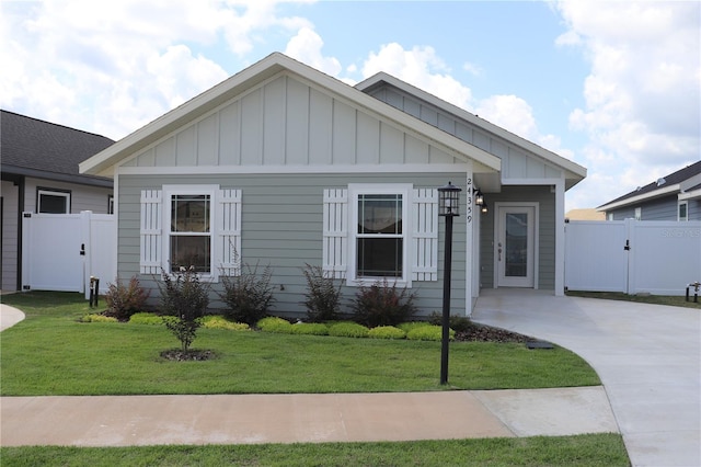 view of front of house featuring a front lawn