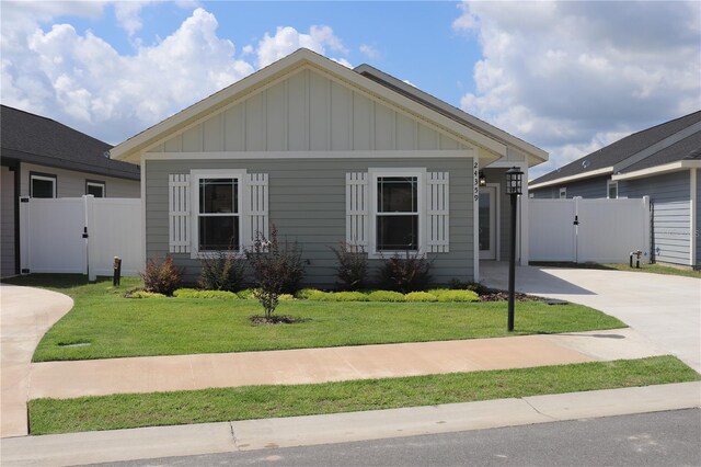 view of front of home with a front lawn