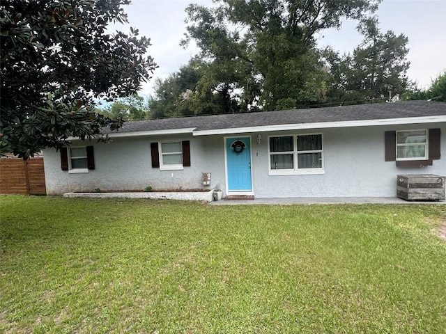 ranch-style home featuring a front lawn