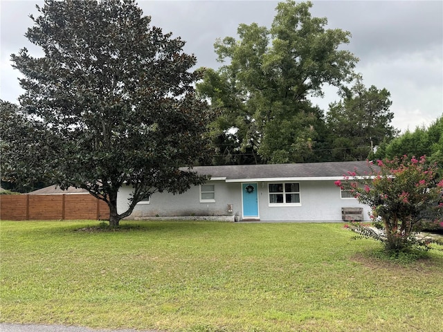 single story home with a front lawn