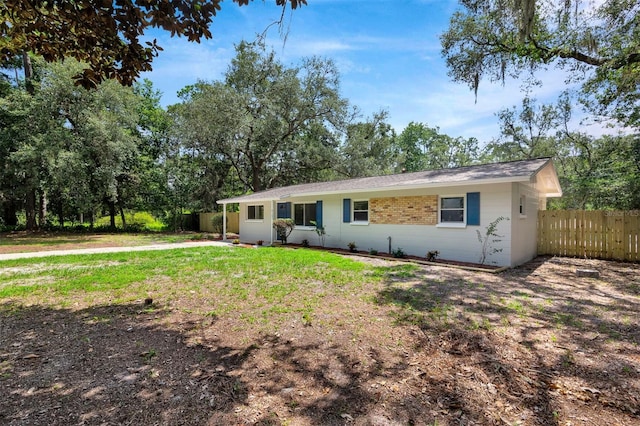 single story home with a front lawn