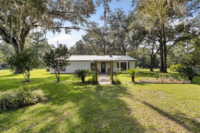 view of front of property featuring a front yard