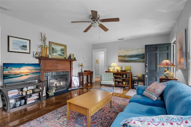 living room with dark wood-type flooring and ceiling fan