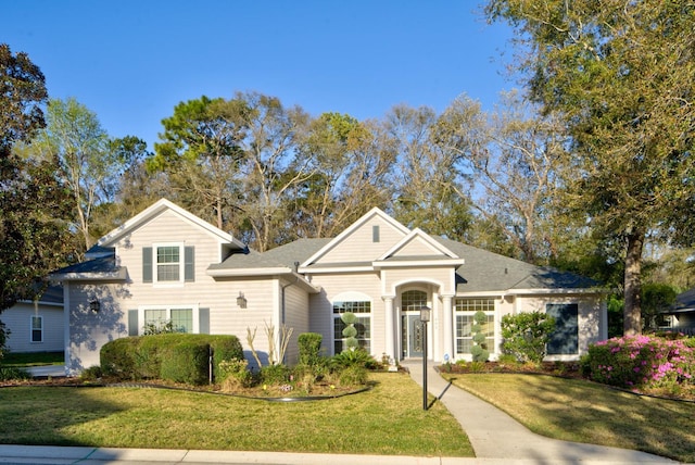 traditional-style house with a front yard