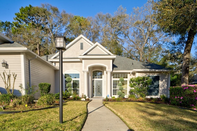 view of front of property featuring a front lawn