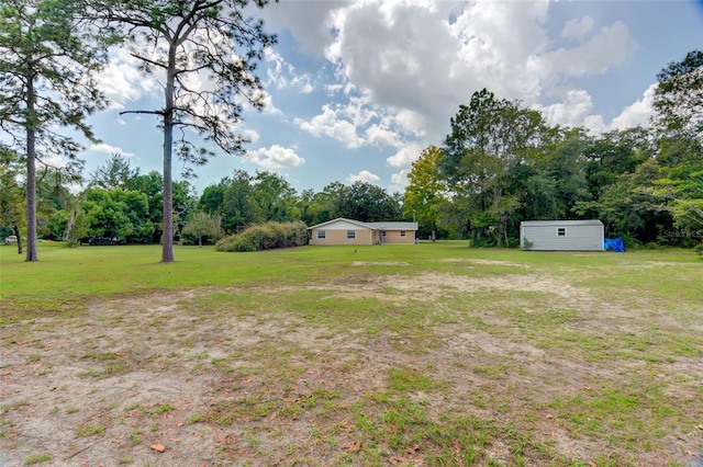 view of yard with an outdoor structure