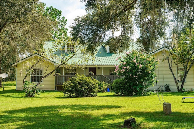 back of house featuring a lawn