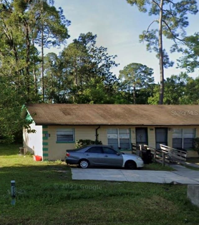 view of vehicle parking featuring a lawn