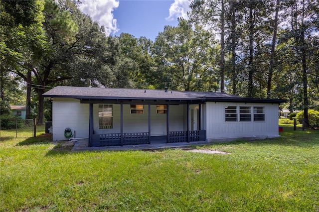 view of front of property featuring a front yard