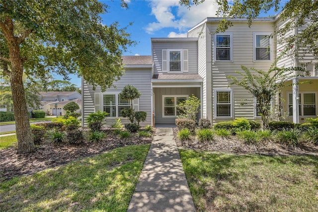 view of front of property featuring a front lawn