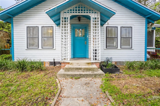 entrance to property with crawl space