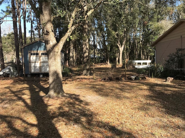 view of yard featuring an outbuilding