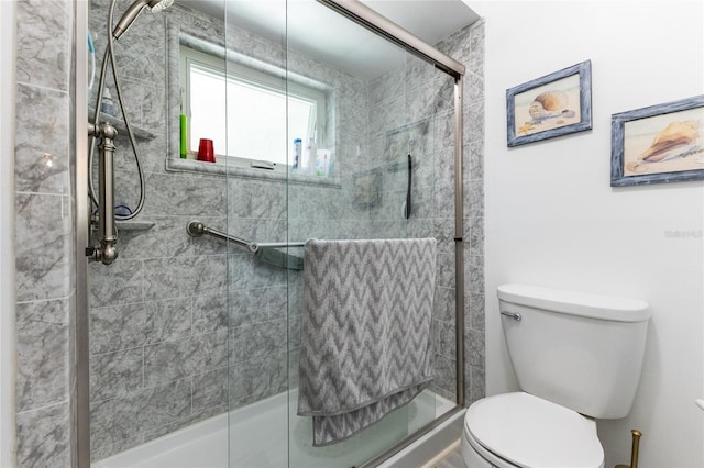 bathroom with toilet and tiled shower