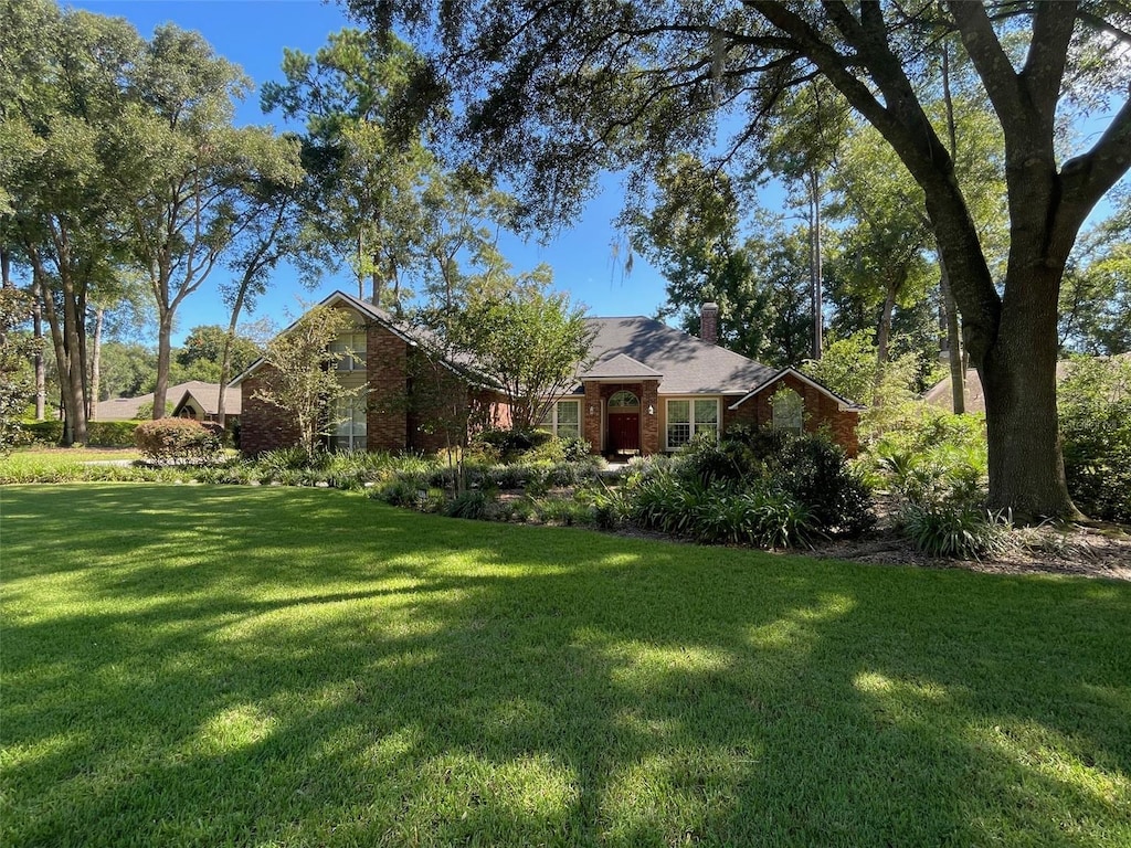 view of front of property with a front yard