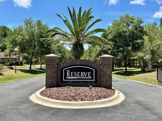 community sign with a lawn