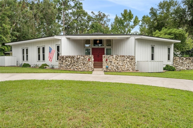 view of front facade with a front lawn