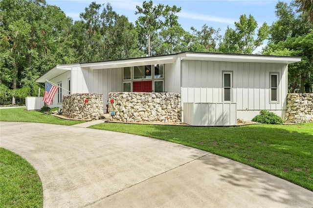 manufactured / mobile home with a front yard