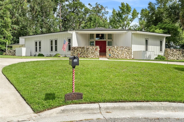 manufactured / mobile home with a front yard