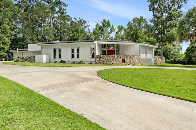 view of front of house with a front lawn