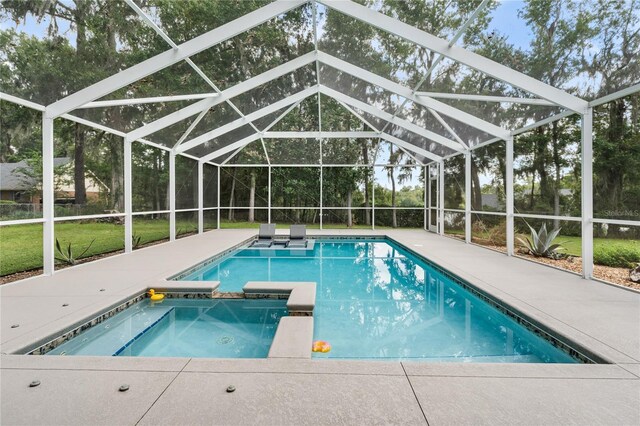 view of pool with an in ground hot tub, a yard, and a lanai