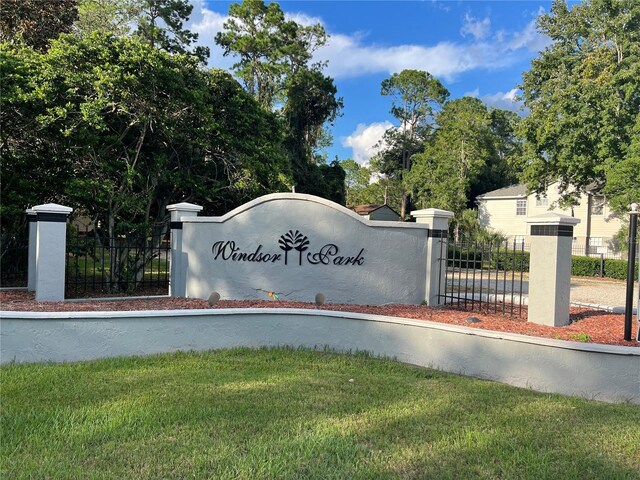 community / neighborhood sign featuring a lawn