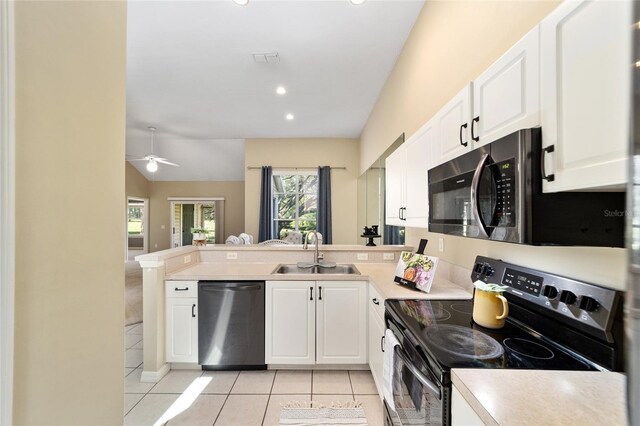 kitchen featuring stainless steel appliances, sink, kitchen peninsula, ceiling fan, and white cabinets