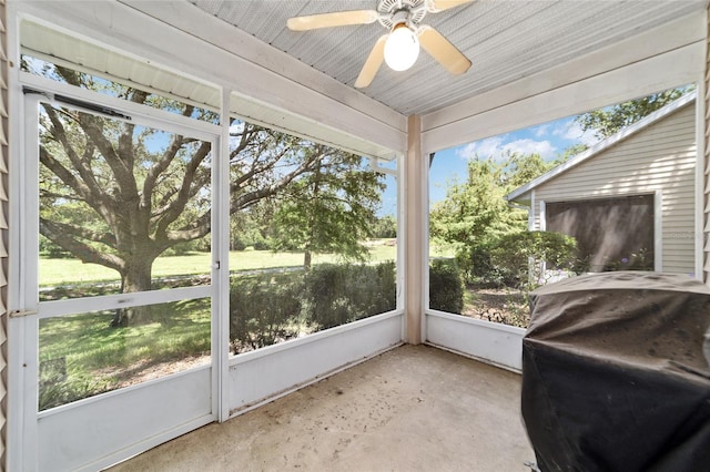 sunroom with ceiling fan