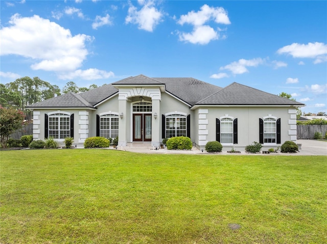 view of front of property featuring a front lawn