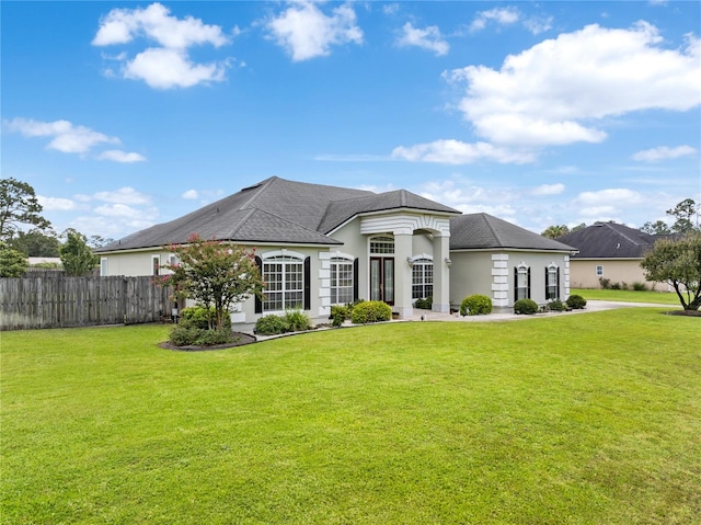 view of front of property featuring a front yard