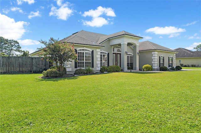 view of front facade featuring a front yard