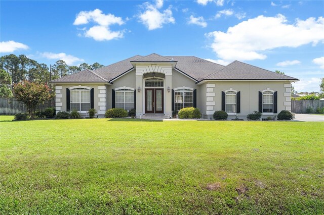 view of front of property featuring a front yard