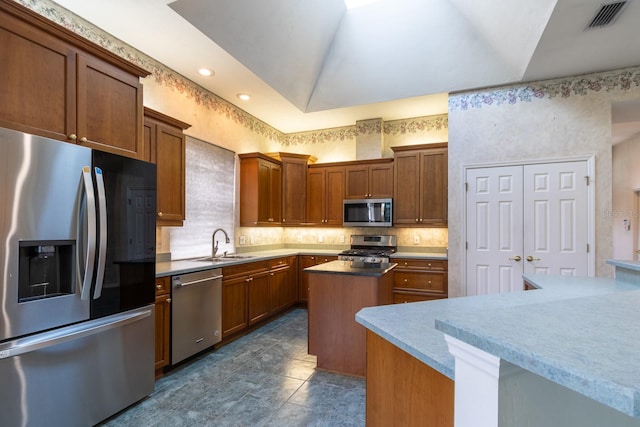 11509 NW 67th Ter, Alachua, FL 32615 - kitchen featuring tasteful backsplash, a center island, stainless steel appliances, and a sink