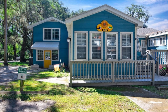 view of front facade with a front yard