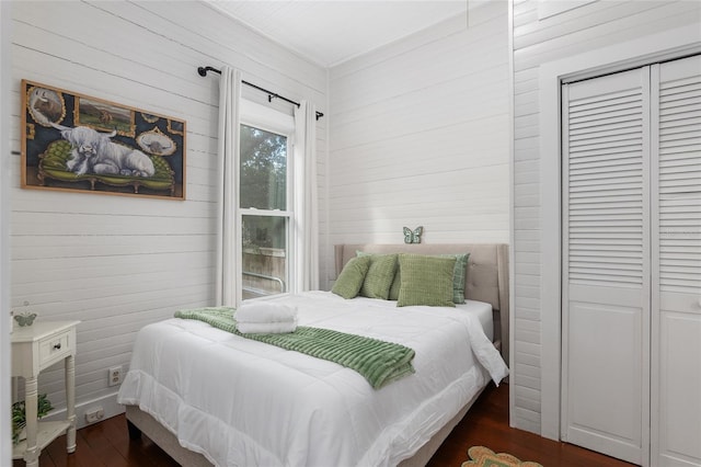 bedroom featuring dark hardwood / wood-style flooring and a closet