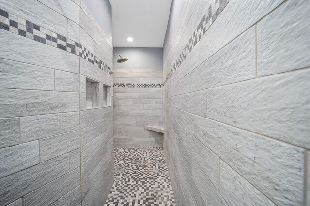 bathroom featuring a tile shower