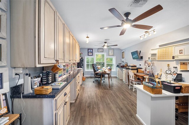 kitchen with dark wood-type flooring, kitchen peninsula, a kitchen breakfast bar, and ceiling fan