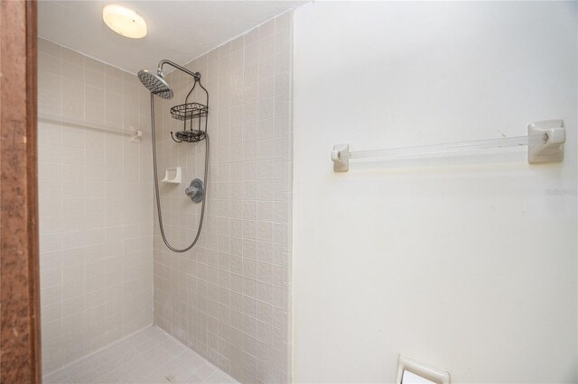 bathroom featuring tiled shower