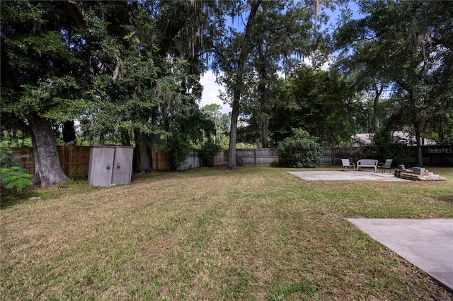 view of yard featuring a patio area