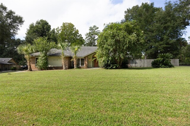 view of front facade featuring a front lawn