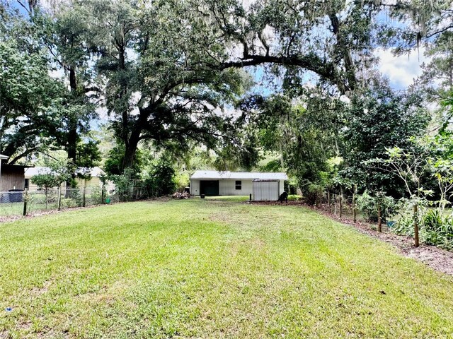 520 SE 5th St, Williston, FL 32696 - view of yard featuring an outbuilding and fence