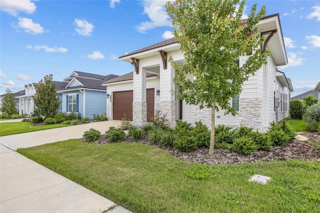 view of front of house featuring a front yard and a garage