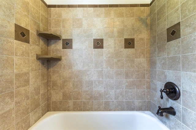 bathroom with tiled shower / bath combo