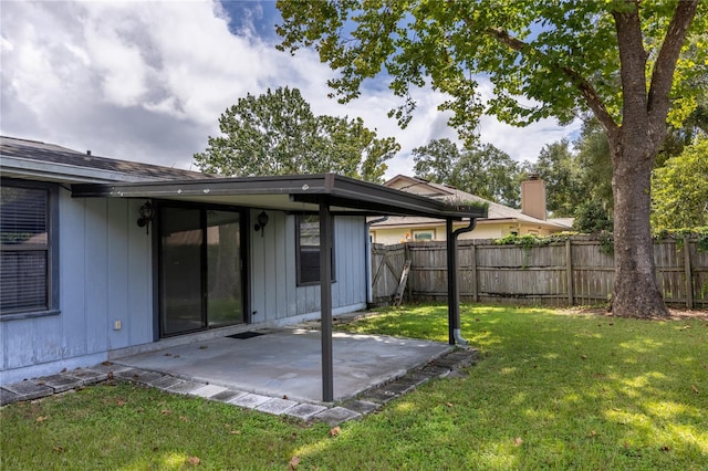 view of yard featuring a patio area