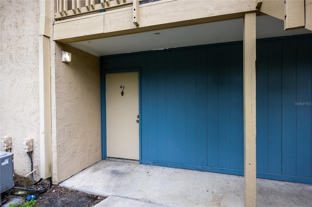 view of exterior entry with stucco siding