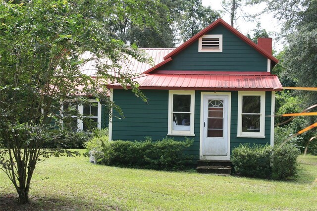 view of front of house featuring a front yard