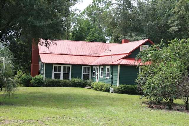 view of front of house featuring a front lawn