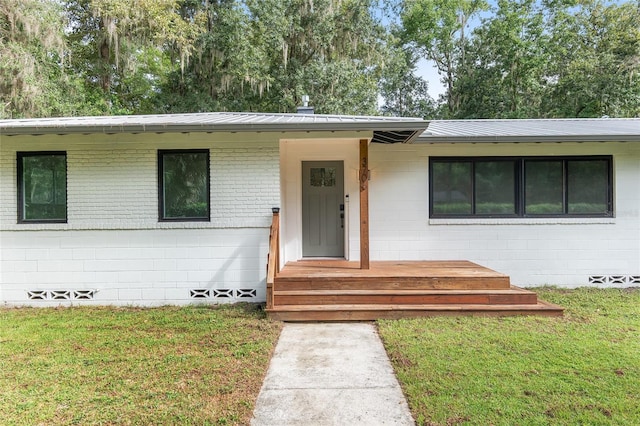 view of front of house with a front lawn