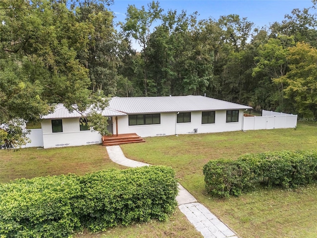 ranch-style home featuring a front lawn