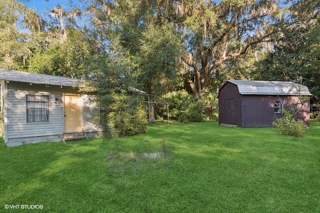 view of yard with a shed